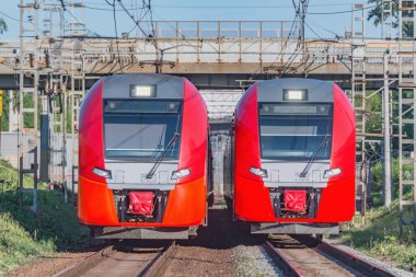 Elektrikli trenler gündüz hareket eder. Moskova. Rusya.