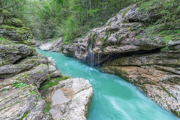 Kurdzhips nehri derin dar Guam kanyonunda. Batı Kafkasya. — Stok fotoğraf