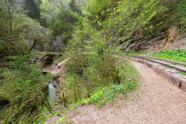 Guam Kanyonu 'nda dar bir demiryolu var. Batı Kafkasya. Rusya.