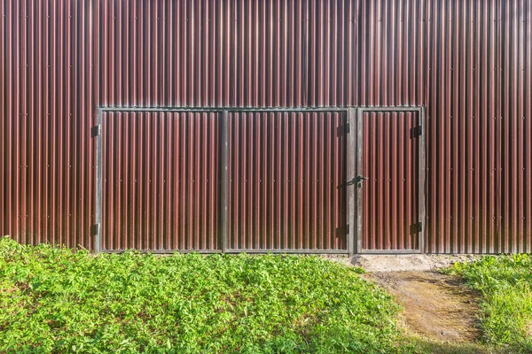 Metalen Bruine Poort Bij Het Huis — Stockfoto