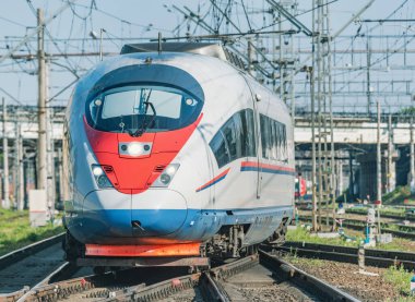 Yüksek hızlı tren platforma yaklaşıyor. Moskova. Rusya.