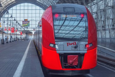 Moskova, Rusya - 17 Temmuz 2021: Vnukovo havaalanına giden yüksek hızlı tren platformun yanında duruyor.