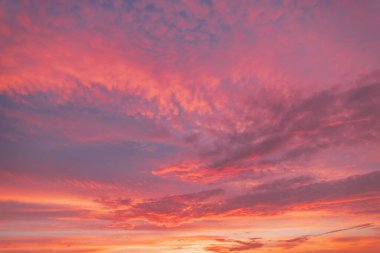 Yağmurdan sonra gün doğumunda gökyüzünde inanılmaz bulut manzarası.