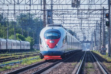 Yüksek hızlı tren platforma yaklaşıyor. Moskova. Rusya.