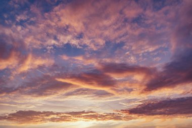 Yağmurdan sonra gün batımında gökyüzünde inanılmaz bulut manzarası.