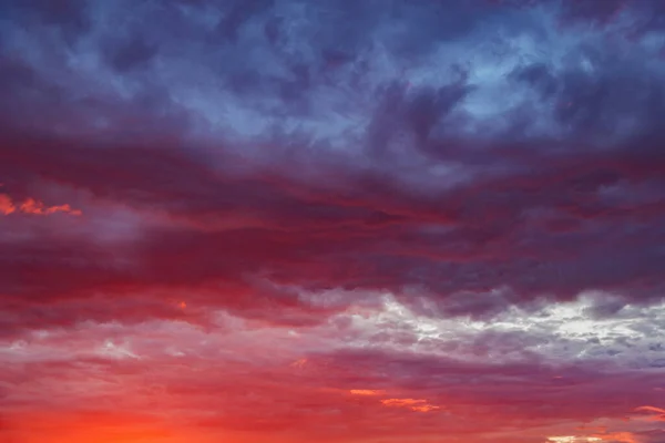 Incrível paisagem nublada no céu ao pôr-do-sol tempo após a chuva. — Fotografia de Stock