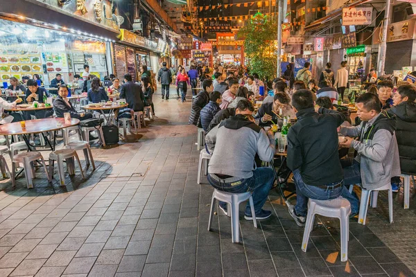 2016年12月15日 人々は夕方に中央区の通りのカフェに座っています — ストック写真