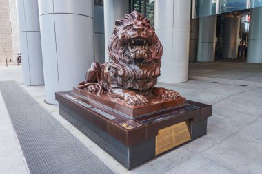 Hong Kong - 10 Aralık 2016: Hong Kong Merkez Bölgesi 'ndeki HSBC banka binasının girişinde bronz aslan heykeli.