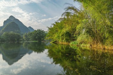 Yulong Nehri 'nin gün batımı manzarası. Yangshuo. Guangxi Eyaleti. Çin.