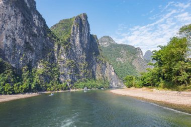 Li River 'daki Karst Hills' in gündüz manzarası. Çin.