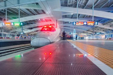 Zhuhai, Çin - 20 Aralık 2016: Yolcu hızlı treni akşam saatlerinde platformun yanında duruyor.