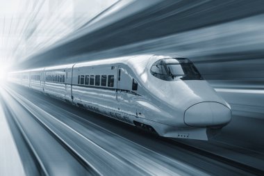 Yolcu hızlı treni sabah saatlerinde hızlı hareket eder. Çin.