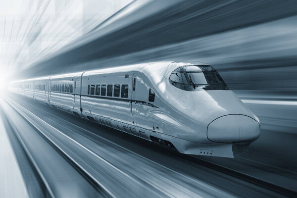 Пассажирский скоростной поезд движется быстро в утреннее время. Китай.