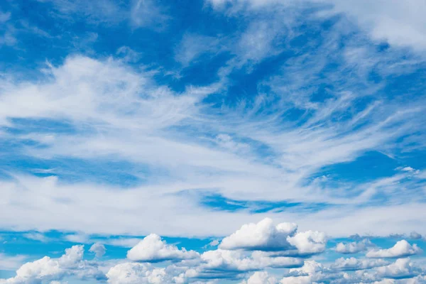 Malé Mraky Modré Obloze Oblačno Dne — Stock fotografie