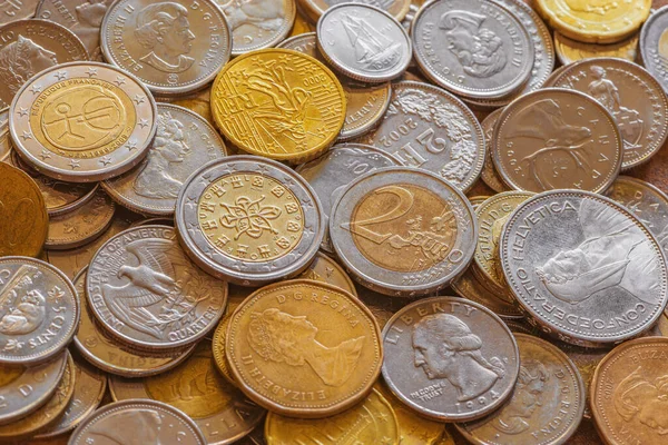 Євро Монети Столі Під Сонцем — стокове фото