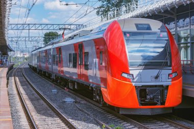 Yüksek hızlı tren platformun yanında duruyor. Moskova.