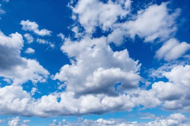 Mavi gökyüzünde küçük bulutlar.