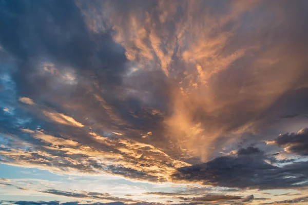 Úžasná oblačnost na obloze při západu slunce. — Stock fotografie