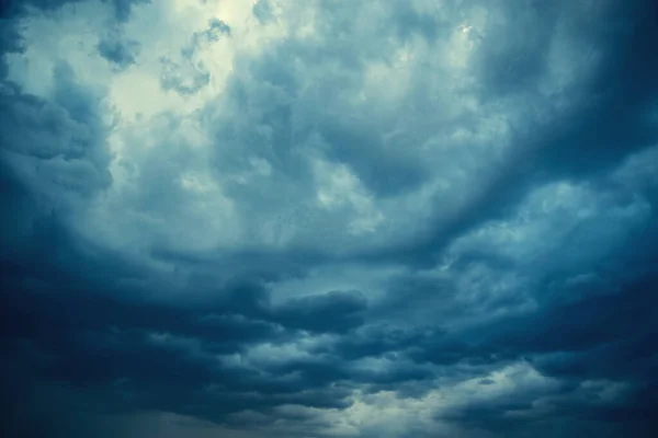 Paisaje nublado nocturno después de la tormenta. — Foto de Stock