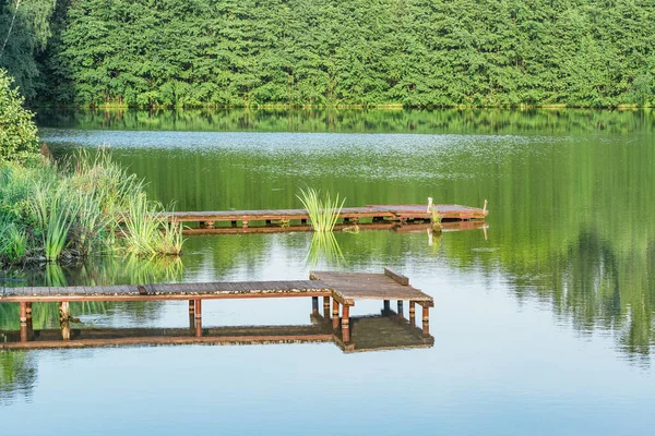 Dos muelles de madera sobre el lago del bosque. — Foto de Stock