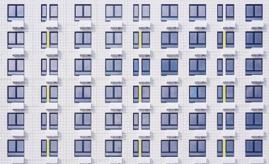 İnşaat bittikten sonra beyaz yeni apartmanın dışı..