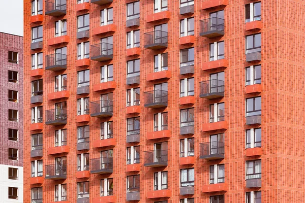 Exterior Del Nuevo Edificio Apartamentos Rojo Después Construcción — Foto de Stock