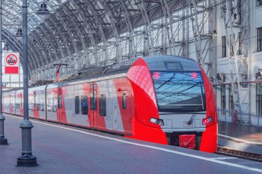 Yüksek hızlı tren sabah platformun yanında duruyor..