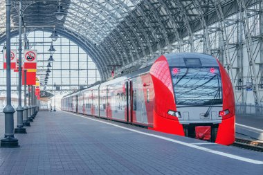 Yüksek hız treni platformun yanında duruyor..