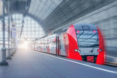 Yüksek hız treni platform boyunca hızlı hareket eder..
