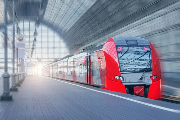 Tren de alta velocidad se mueve rápido a lo largo de la plataforma. —  Fotos de Stock