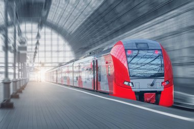 Yüksek hız treni platformda hareket eder.