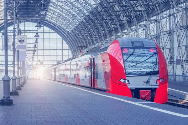 Yüksek hızlı tren gün batımında platformun yanında duruyor..