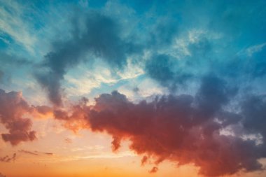 Yağmurdan sonra gün batımında gökyüzünde inanılmaz bulut manzarası.