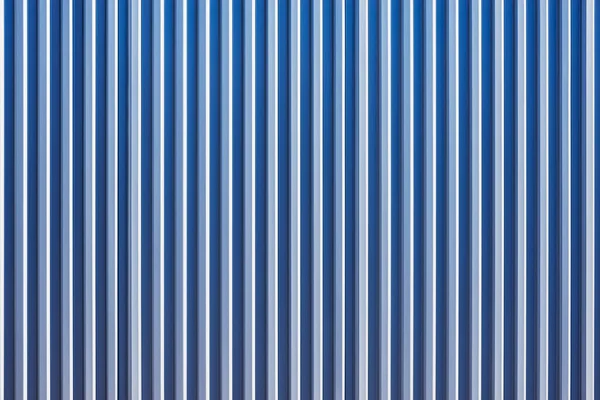 白と青の段ボール金属フェンスの背景 — ストック写真