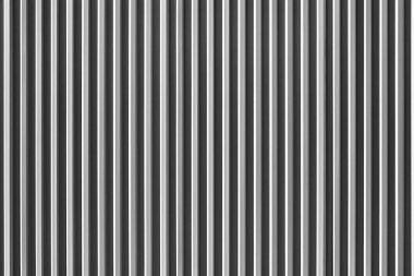 Beyaz ve gri kıvrımlı metal çit arka planı.