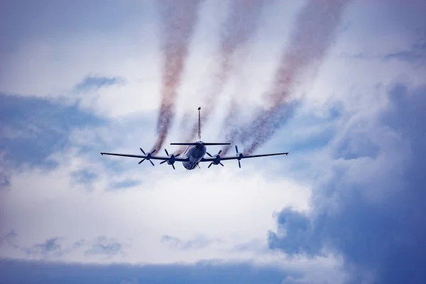 Vlucht Van Het Retropassagiersvliegtuig Bewolkte Dag — Stockfoto