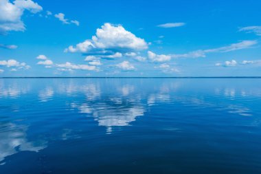 Akşam vakti gölün sakin su yüzeyi.