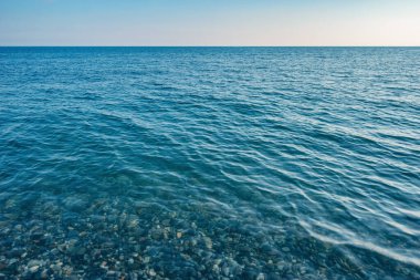 Gün batımında denizin sakin su yüzeyi.