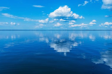 Akşam vakti gölün sakin su yüzeyi.