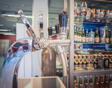 Bira dağıtmak için şişe ve teçhizatla dolu bar tezgahı. Barda bira dağıtmak için bir cihaz..