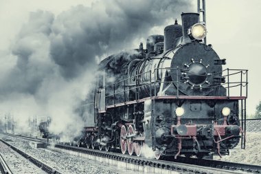 Retro yük treni akşam vakti sağanak yağmurun altında hareket eder..