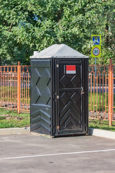 Una Cabina Plastica Nera Servizi Igienici Pubblici Nel Parco Cittadino — Foto Stock