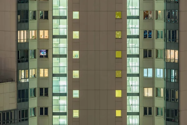 Fönster Det Nya Lägenhetshuset Natten — Stockfoto