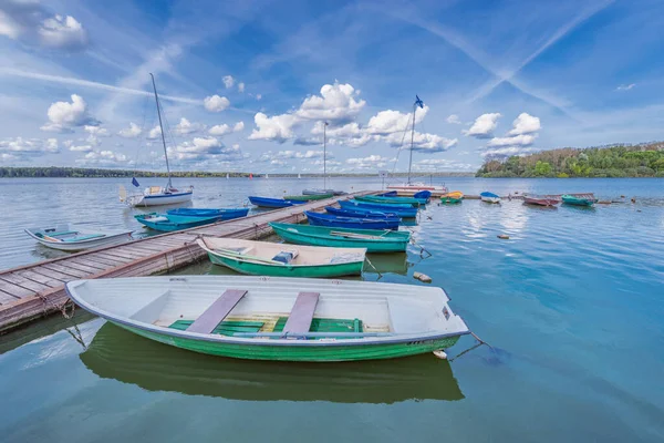 桟橋のそばにボート 夏時間の湖の景色 — ストック写真