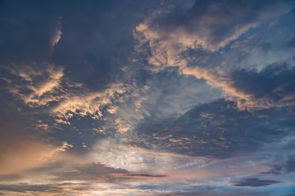 Erstaunliche Wolkenlandschaft Himmel Bei Sonnenuntergang Nach Regen — Stockfoto