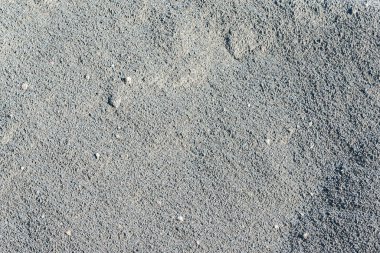 İnşaat alanında bir yığın siyah taş var..