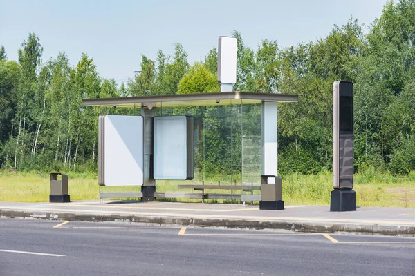 Пустая автобусная остановка в летнее время. — стоковое фото