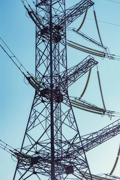 夕方の空の背景上に高電圧塔 — ストック写真