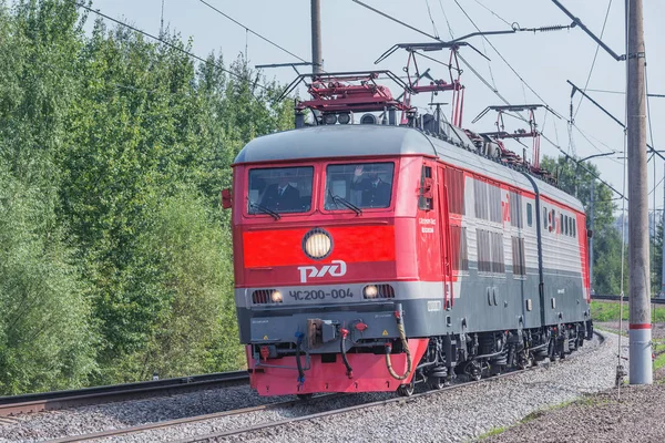 モスクワ ロシア 2021年8月27日 旅客用電気チェコ機関車Chs 200が駅から出発します Chs 200は1979年以降のシュコダ製である — ストック写真