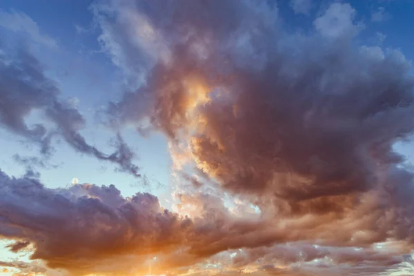 Erstaunliche Wolkenlandschaft Himmel Bei Sonnenuntergang Nach Regen — Stockfoto